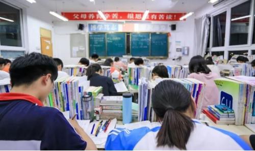 高考超本科線20分,卻被民辦高校錄取,過來人勸你 別選擇復讀了