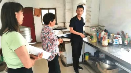 鄧州市龍堰鄉中心校聯合市場監管所對民辦學校食品安全工作突擊檢查