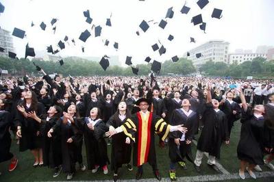 【厲害】這位潮商同張藝謀一道獲頒授香港教育大學榮譽博士!他為公益慈善捐贈近百億