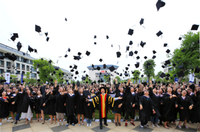 “最美民辦大學”畢業典禮 陳一丹寄語學生帶三分“傻氣”